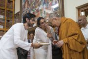 Члены индийской ассоциации «Наланда Шикша» приветствуют Его Святейшество Далай-ламу, совершая традиционные индийские подношения в начале первого дня трехдневных учений по поэме «Бодхичарья-аватара». Дхарамсала, Индия. 7 июня 2016 г. Фото: Тензин Чойджор (офис ЕСДЛ)