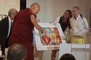 В заключение встречи «Женщины – лидеры с сострадательным сердцем» Его Святейшеству Далай-ламе преподносят в дар портрет в знак уважения к его духовной деятельности. Анахайм, штат Калифорния, США. 17 июня 2016 г. Фото: Джереми Рассел (офис ЕСДЛ)