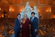 Его Святейшество Далай-лама с председателем Сената штата Калифорния Кевином де Леоном и спикером Ассамблеи Энтони Рендоном в холле Капитолия. Сакраменто, штат Калифорния, США. 20 июня 2016 г. Фото: Джереми Рассел (офис ЕСДЛ)