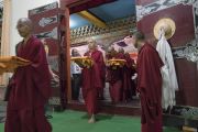 Монахи готовятся поднести свои монашеские одеяния Его Святейшеству Далай-ламе, чтобы он благословил их во время второго дня четырехдневной церемонии дарования полных монашеских обетов в храме Дрепунг Лачи. Мундгод, штат Карнатака, Индия. 3 июля 2016 г. Фото: Тензин Чойджор (офис ЕСДЛ)