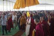 Его Святейшество Далай-лама прибывает в новый зал дебатов храма Дрепунг Лоселинг. Мундгод, штат Карнатака, Индия. 6 июля 2016 г. Фото: Тензин Чойджор (офис ЕСДЛ)