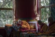 Ганден Трипа Ризонг Ринпоче ранним утром в монастыре Дрепунг возносит молитвы по случаю 81-летия Его Святейшества Далай-ламы. Мундгод, штат Карнатака, Индия. 6 июля 2016 г. Фото: Тензин Чойджор (офис ЕСДЛ)