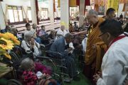 По завершении торжеств по случаю своего 81-летия Его Святейшество Далай-лама встречается с верующими тибетцами с ограниченными возможностями в храме Дрепунг Лачи. Мундгод, штат Карнатака, Индия. 6 июля 2016 г. Фото: Тензин Чойджор (офис ЕСДЛ)