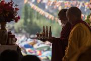 Монахи совершают традиционные подношения во время посвящения Авалокитешвары, даруемого Его Святейшеством Далай-ламой. Ле, Ладак, штат Джамму и Кашмир, Индия. 21 августа 2016 г. Фото: Тензин Чойджор (офис ЕСДЛ)