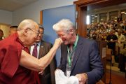 Его Святейшество Далай-лама шутливо приветствует своего давнего друга Ричарда Гира по прибытии на открытие 7-й Международной конференции групп поддержки Тибета. Брюссель, Бельгия. 8 сентября 2016 г. Фото: Оливье Адам
