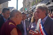 Мэр 2-го округа Парижа Жак Буто приветствует Его Святейшество Далай-ламу по прибытии в Париж. Париж, Франция. 12 сентября 2016 г. Фото: Джереми Рассел (офис ЕСДЛ)