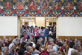 Далай-лама продолжил даровать учения по сочинению Арьядевы «400 строф о срединности»