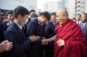 В Осаке Далай-лама посетил старшую школу Сейфу и дал два интервью журналистам