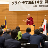 Политики настоящего и грядущего. В Токио Далай-лама побеседовал со школьниками и посетил Палату представителей