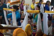 Тибетцы из тибетских сообществ Пенпо и Пемако совершают традиционные подношения во время молебна о долгой жизни Его Святейшества Далай-ламы. Дхарамсала, Индия. 2 ноября 2016 г. Фото: Тензин Чойджор (офис ЕСДЛ)
