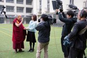 Его Святейшество Далай-лама отвечает на вопросы Томоко Нагано, ведущей программы на телеканале «Асахи». Осака, Япония. 10 ноября 2016 г. Фото: Джигме Чопхел