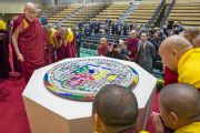 Его Святейшество Далай-лама осматривает песочную мандалу, которую возвели в честь открытия новой аудитории в старшей школе «Сейфу». Осака, Япония. 10 ноября 2016 г. Фото: Джигме Чопхел