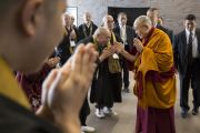 Его Святейшество Далай-лама здоровается со слушателями на входе в зал старшей школы «Сейфу» перед началом первой сессии учений. Осака, Япония. 11 ноября 2016 г. Фото: Джигме Чопхел