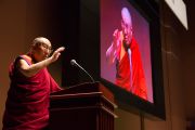 Его Святейшество Далай-лама выступает с публичной лекцией «Сострадание – ключ к счастью» в выставочном центре «Пасифик Иокогама». Иокогама, Япония. 17 ноября 2016 г. Фото: Джигме Чопхел