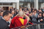 Его Святейшество Далай-лама благодарит своих почитателей по окончании визита в Медицинский университет Сайтамы. Сайтама, Япония. 26 ноября 2016 г. Фото: Тензин Такла (офис ЕСДЛ)