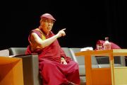 Его Святейшество Далай-лама отвечает на вопросы слушателей во время лекции в Медицинском университете Сайтамы. Сайтама, Япония. 26 ноября 2016 г. Фото: Тензин Такла (офис ЕСДЛ)
