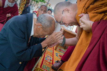 Далай-лама посетил монастыри Деянг и Рато