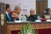 Его Святейшество Далай-лама беседует с президентом Индии Шри Пранабом Мукерджи перед началом конференции по правам детей с участием лауреатов Нобелевской премии мира и видных общественных деятелей из разных стран. Нью-Дели, Индия. 10 декабря 2016 г. Фото: Тензин Чойджор (офис ЕСДЛ)