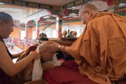 Медиум (кутен) оракула Нечунга Тхуптен Нгодуп получает из рук Его Святейшества Далай-ламы белый хадак в монастыре Деянг. Мундгод, штат Карнатака, Индия. 17 декабря 2016 г. Фото: Тензин Чойджор (офис ЕСДЛ)