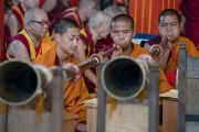 Его Святейшество Далай-ламу встречают в монастыре Деянг игрой на традиционных духовых инструментах. Мундгод, штат Карнатака, Индия. 17 декабря 2016 г. Фото: Тензин Чойджор (офис ЕСДЛ)