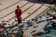 Молодой монах торопится принести чай участникам церемонии Ганден Нгачо в монастыре Ганден Лачи. Мундгод, штат Карнатака, Индия. 23 декабря 2016 г. Фото: Тензин Чойджор (офис ЕСДЛ)