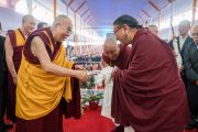 Его Святейшество Далай-лама приветствует Сакья Тризина Ринпоче, прибывшего на учения, предваряющие посвящение Калачакры. Бодхгая, штат Бихар, Индия. 6 января 2017 г. Фото: Тензин Чойджор (офис ЕСДЛ)