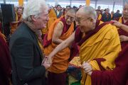 Его Святейшество Далай-лама приветствует своего давнего друга Ричарда Гира по окончании второго дня учений, предваряющих посвящение Калачакры. Бодхгая, штат Бихар, Индия. 6 января 2017 г. Фото: Тензин Чойджор (офис ЕСДЛ)