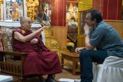 Его Святейшество Далай-лама дает интервью корреспонденту из Австралии Майклу Вэйру для телеканала «National Geographic». Бодхгая, штат Бихар, Индия. 10 января 2017 г. Фото: Тензин Чойджор (офис ЕСДЛ)