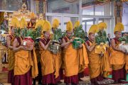 Монахи монастыря Намгьял держат ритуальные сосуды во время заключительного дня 34-го посвящения Калачакры. Бодхгая, штат Бихар, Индия. 13 января 2017 г. Фото: Тензин Чойджор (офис ЕСДЛ)