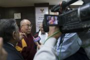 Его Святейшество Далай-лама дает интервью по завершении лекции, организованной по просьбе Международного фонда Вивекананды. Нью-Дели, Индия. 8 февраля 2017 г. Фото: Тензин Чойджор (офис ЕСДЛ)