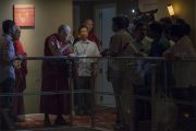 Его Святейшество Далай-лама дает интервью журналистам, собравшимся у его номера в отеле. Виджаявада, штат Андра-Прадеш, Индия. 10 февраля 2017 г. Фото: Тензин Чойджор (офис ЕСДЛ)