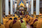Его Святейшество Далай-лама и монахи во время церемонии «очищения и восстановления (обетов)», совершаемой каждые два месяца. Дхарамсала, Индия. 12 марта 2017 г. Фото: Тензин Чойджор (офис ЕСДЛ)