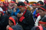 Верующие с ритуальными повязками на головах слушают наставления Его Святейшества Далай-ламы в ходе посвящения Авалокитешвары. Дхарамсала, Индия. 14 марта 2017 г. Фото: Тензин Чойджор (офис ЕСДЛ)