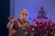 Его Святейшество Далай-лама выступает с основным докладом на открытии трехдневной международной конференции, посвященной роли буддизма в 21-м веке. Раджгир, штат Бихар, Индия. 17 марта 2017 г. Фото: Тензин Чойджор (офис ЕСДЛ)
