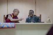 Его Святейшество Далай-лама и ректор университета Нава Наланда Махавихара Шри Мукунд Лал Шривастава во время интерактивной беседы со студентами. Раджгир, штат Бихар, Индия. 18 марта 2017 г. Фото: Тензин Чойджор (офис ЕСДЛ)