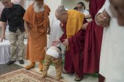 Маленький мальчик приветствует Его Святейшество Далай-ламу, направляющегося на пресс-конференцию в ашраме Шри Удасина Каршни. Матхура, штат Уттар-Прадеш, Индия. 20 марта 2017 г. Фото: Тензин Чойджор (офис ЕСДЛ)