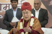 Его Святейшество Далай-лама примерил тюрбан (пагри), преподнесенный ему индийскими религиозными лидерами в знак почтения в ходе интерактивной встречи в ашраме Шри Удасина Каршни. Матхура, штат Уттар-Прадеш, Индия. 21 марта 2017 г. Фото: Тензин Чойджор (офис ЕСДЛ)