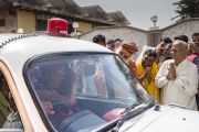 Его Святейшество Далай-лама прощается со Свами Каршни Гуру Ашаранандой-джи Махараджем и местными жителями по завершении визита в ашрам Шри Удасина Каршни. Матхура, штат Уттар-Прадеш, Индия. 21 марта 2017 г. Фото: Тензин Чойджор (офис ЕСДЛ)