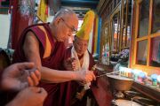 Его Святейшество Далай-лама возжигает традиционную масляную лампаду в монастыре Тхубчок Гацел Линг в присутствии Гуру Тулку Ринпоче. Бомдила, штат Аруначал-Прадеш, Индия. 4 апреля 2017 г. Фото: Тензин Чойджор (офис ЕСДЛ)
