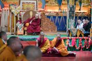 Его Святейшество Далай-лама наблюдает за философским диспутом во время визита в монастырь Гонце Рагьял Линг. Бомдила, штат Аруначал-Прадеш, Индия. 5 апреля 2017 г. Фото: Тензин Чойджор (офис ЕСДЛ)