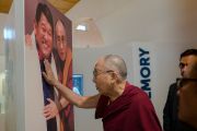 Его Святейшество Далай-лама у фотографии, на которой он изображен с ныне покойным Дордже Кханду, занимавшим пост главного министра штата Аруначал-Прадеш. Таванг, штат Аруначал-Прадеш, Индия. 9 апреля 2017 г. Фото: Тензин Чойджор (офис ЕСДЛ)