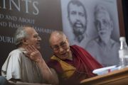 Его Святейшество Далай-лама шутливо прикасается к Аруну Шоури, обращаясь к собравшимся в ходе презентации книги «Два святых». Нью-Дели, Индия. 25 мая 2017 г. Фото: Тензин Чойджор