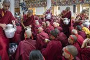 Юные монахи угощают собравшихся молочным чаем в ходе посвящения Авалокитешвары, даруемого Его Святейшеством Далай-ламой. Дхарамсала, Индия. 27 мая 2017 г. Фото: Тензин Чойджор (офис ЕСДЛ)