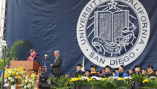 Далай-лама посетил церемонию вручения дипломов в Калифорнийском университете в Сан-Диего