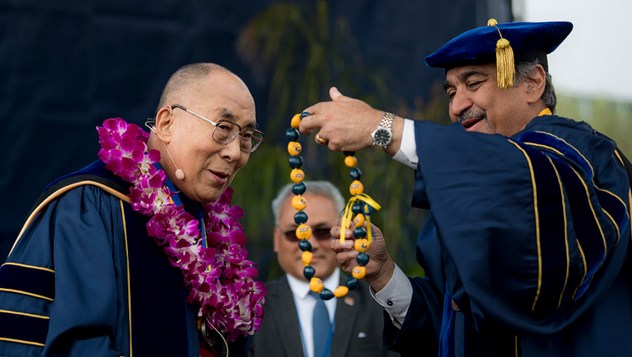 Далай-лама посетил церемонию вручения дипломов в Калифорнийском университете в Сан-Диего