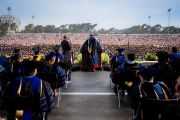 Его Святейшество Далай-лама выступает с обращением во время церемонии вручения дипломов в Калифорнийском университете Сан-Диего. Сан-Диего, штат Калифорния, США. 17 июня 2017 г. Фото: Эрик Джепсен (Калифорнийский университет Сан-Диего)