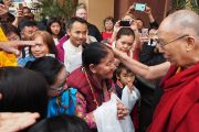 Его Святейшество Далай-лама приветствует тибетцев из местного тибетского сообщества, направляясь из своего отеля на церемонию вручения дипломов в Калифорнийском университете Сан-Диего. Сан-Диего, штат Калифорния, США. 17 июня 2017 г. Фото: Джереми Рассел (офис ЕСДЛ)