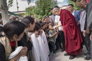 Его Святейшество Далай-лама приветствует своих почитателей, возвращаясь после обеда в свою резиденцию. Ле, Ладак, штат Джамму и Кашмир, Индия. 6 июля 2017 г. Фото: Тензин Чойджор (офис ЕСДЛ)