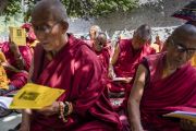 Монахи следят за текстом в ходе учений Его Святейшества Далай-ламы в монастыре Самтенлинг. Сумур, долина Нубра, штат Джамму и Кашмир, Индия. 14 июля 2017 г. Фото: Тензин Чойджор (офис ЕСДЛ)