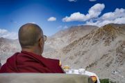 Его Святейшество Далай-лама любуется видом во время остановки на вершине горного перевала Кхардунг-Ла по дороге в Ле. Штат Джамму и Кашмир, Индия. 15 июля 2017 г. Фото: Тензин Чойджор (офис ЕСДЛ)